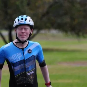 Facundo Vera, el triatleta tucumano campeón que desafía las limitaciones visuales