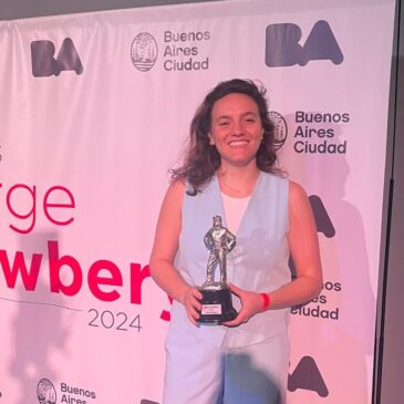 Juliana Zolezzi celebra el premio Jorge Newbery en cestoball