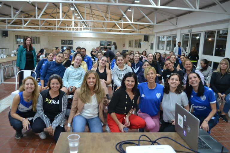 Charla sobre Ciclo Menstrual y Deporte en Vélez: un paso más hacia el bienestar integral de las atletas