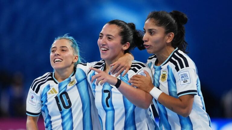 Las chicas del futsal volvieron a ganar y quedaron a un paso de la clasificación