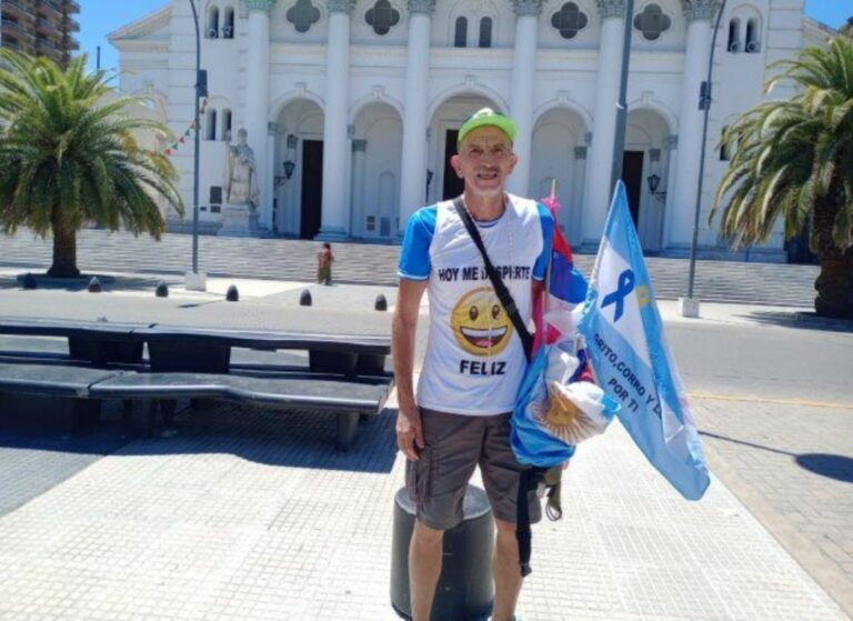 Un atleta misionero recorre el país a pie con un mensaje de salud y concientización