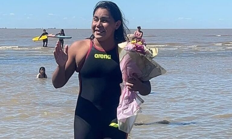 Mayte Puca cruzó a nado el Río de La Plata y estableció un nuevo récord