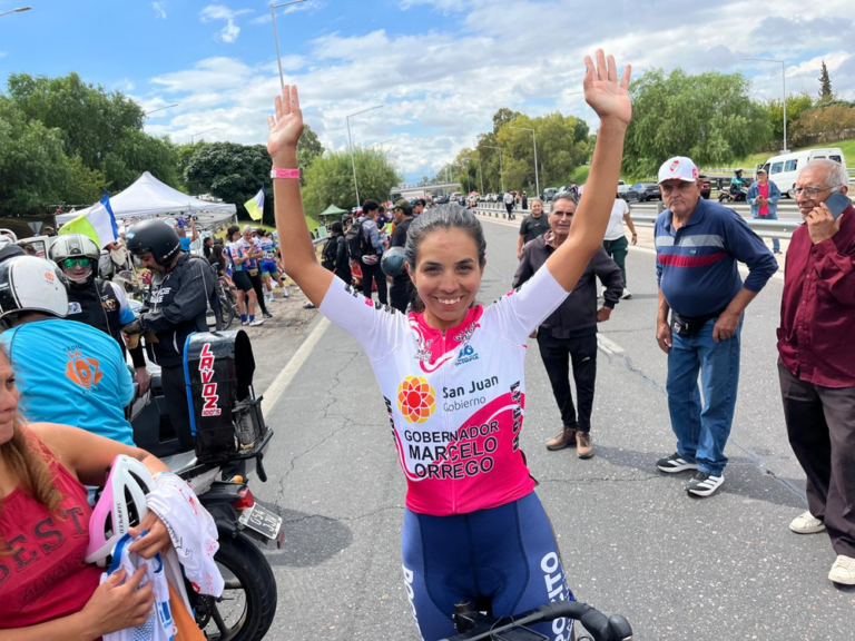 El ciclismo femenino celebró a Maribel Aguirre como campeona de la Vuelta a San Juan Damas